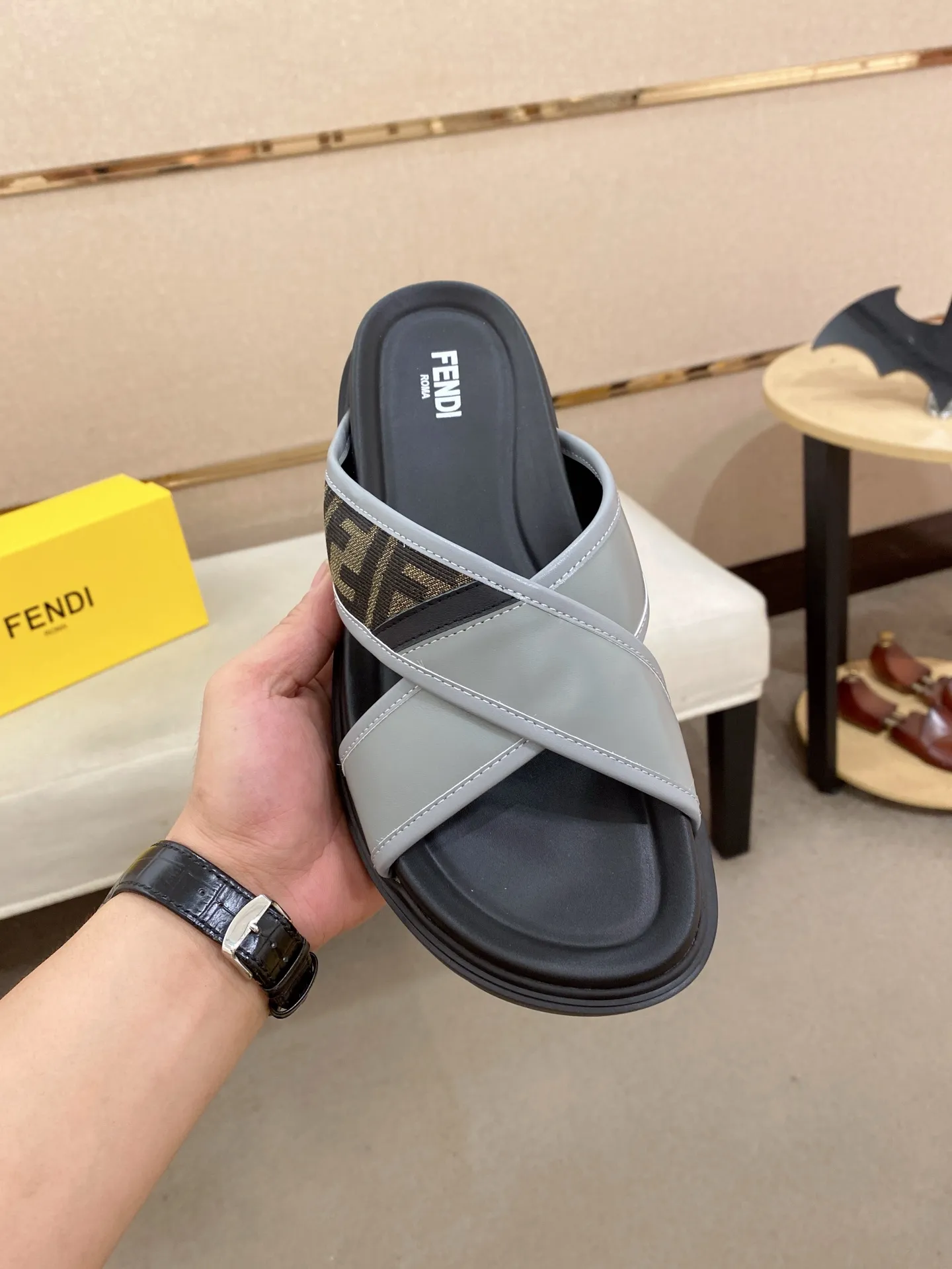 Factory price: 320💰 [Fendi Slippers] High-end brand of men's shoes, official website 1:1 latest masterpiece: original mold customization, the fabric is made of imported original materials, upgraded outsole, lighter and non-slip. The market's top quality, simple yet tasteful, a must-have for fashionistas, fashionable at your feet, full of confidence, the same style at the counter 👍The season of summer slippers is here. Code: 38-44 (45 is custom-made and cannot be returned or exchanged)